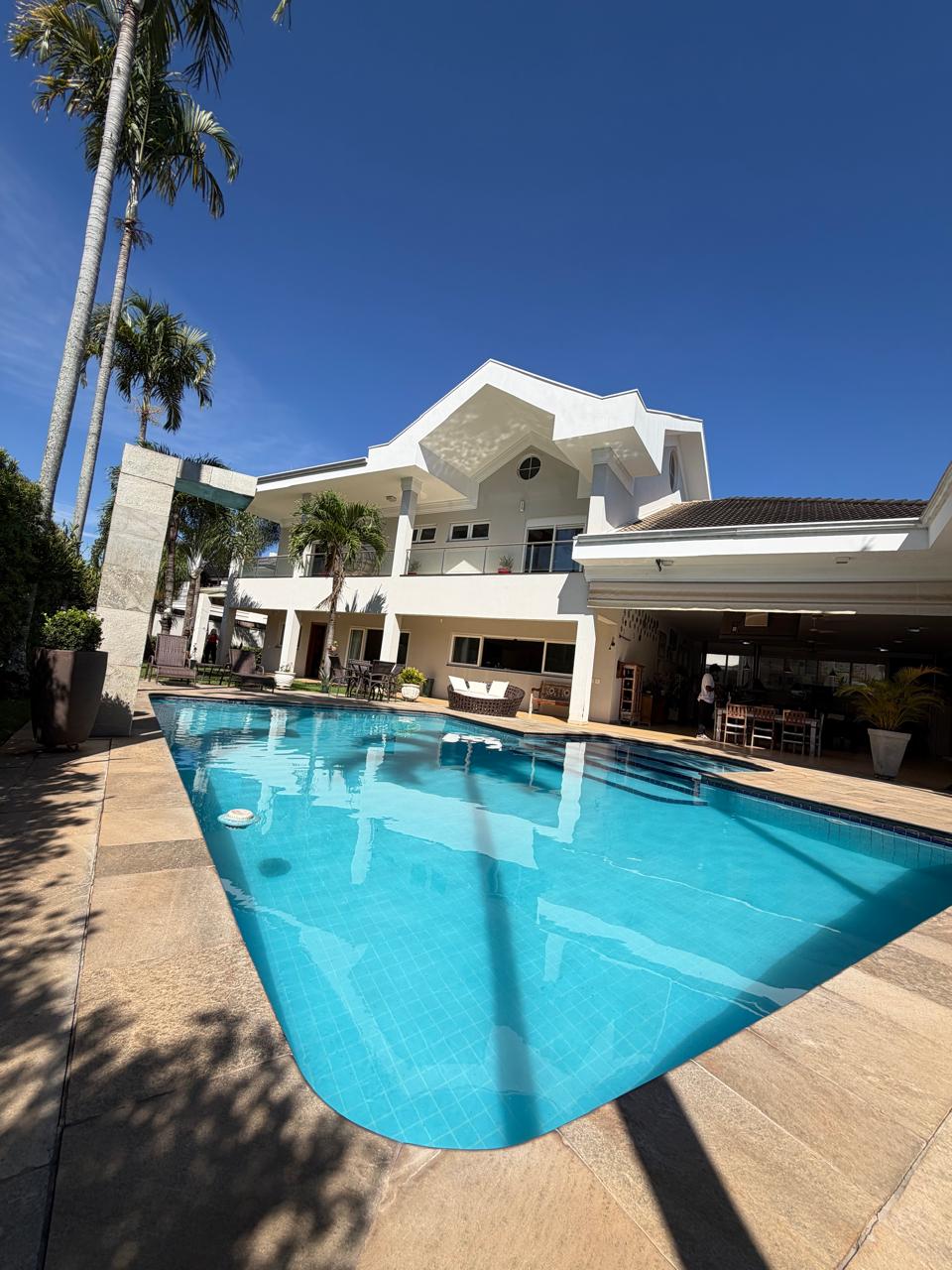 Casa de Luxo 4 Dormitórios em Condomínio Fechado